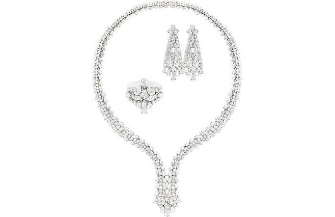 사교클럽 헤리티지 파티 장면에서 착용한 콜로프 마퀴즈 컬렉션의 네클리스와 이어링, 반지.