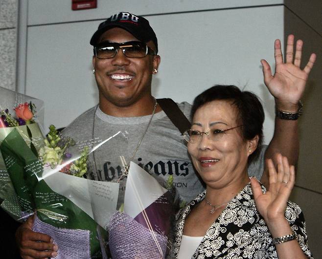 2006년 한국을 방문한 하인스 워드와 그의 어머니 김영희씨. / 조선일보DB