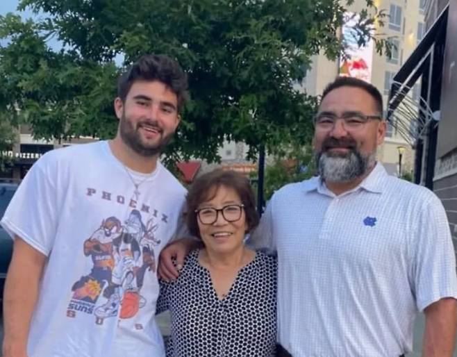 하월의 아버지와 할머니. 할머니는 작년에 세상을 떠났다. / 인스타그램