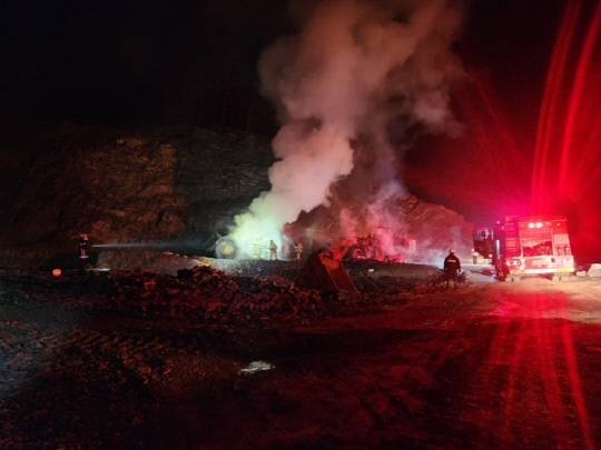 석산 공장에서 발생한 화재. 사진=당진소방서 제공.