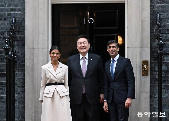 영국을 국빈 방문 중인 윤석열 대통령이 22일 런던 다우닝가 10번지 영국 총리 관저 앞에서 리시 수낵 총리, 수낵 총리 부인 아크샤타 무르티와 만나 기념촬영을 하고 있다. 2023. 11. 22. 런던=최혁중 기자 sajinman@donga.com