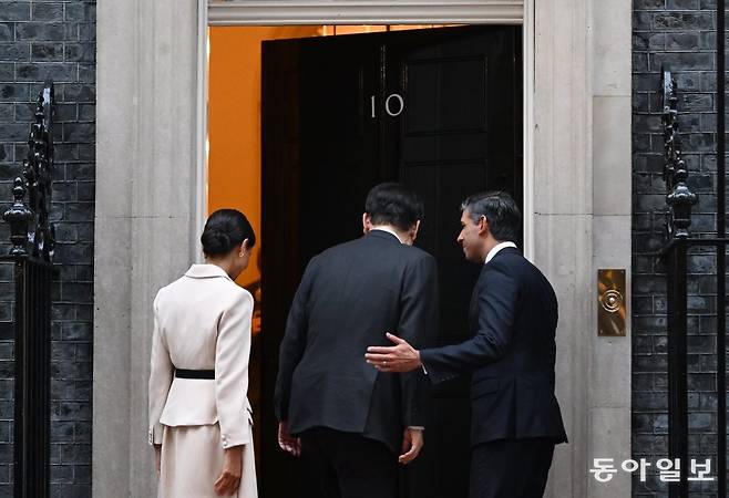 영국을 국빈 방문 중인 윤석열 대통령이 22일 런던 다우닝가 10번지 영국 총리 관저 앞에서 리시 수낵 총리, 수낵 총리 부인 아크샤타 무르티와 만나 내부로 들어서고 있다. 2023. 11. 22. 런던=최혁중 기자 sajinman@donga.com