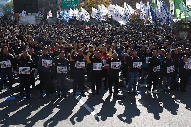 전국민주노동조합총연맹 조합원들이 지난 20일 오후 서울 종로구 광화문 네거리에서 ‘노조법·방송법 즉각 공포! 거부권 저지! 민주노총 총파업·총력투쟁대회’를 열고 있다. 강창광 선임기자