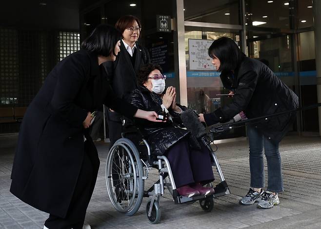 서울고법이 고 곽예남·김복동 할머니와 이용수 할머니 등 위안부 피해자와 유족 등 21명이 일본 국가를 상대로 낸 손해배상 소송의 항소심에서 “일본국은 이 할머니 등이 청구한 금액을 배상하라”고 판결한 23일 오후 일본군 ‘위안부’ 피해자 이용수 할머니가 서울 서초구 서울고법을 나오면서 기뻐하고 있다. 백소아 기자