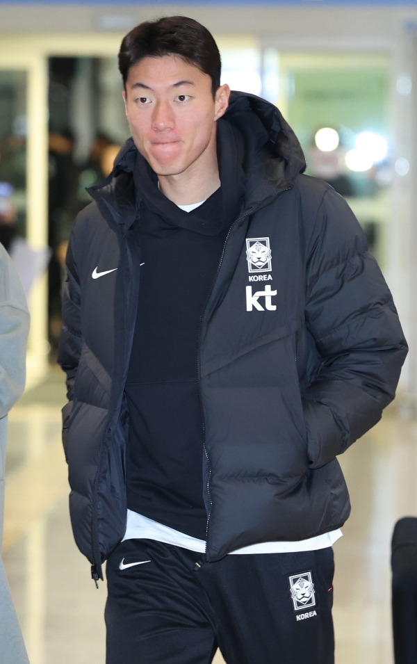 <yonhap photo-0877="">축구대표팀 황의조가 19일 오전 인천국제공항 제2터미널에 도착해 출국장에 들어서고 있다. 대표팀은 21일 중국 선전에 중국대표팀과 2026 북중미 월드컵 아시아지역 2차예선을 치른다. 연합뉴스</yonhap>