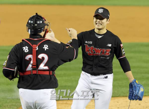 kt위즈와 LG 트윈스의 2023 KBO 한국시리즈 1차전 경기가 7일 오후 서울 잠실야구장에서 열렸다. kt가 3-2 로 역전승했다. 경기종료후 투수 박영현과 포수 장성우가 포옹하고있다. 잠실=정시종 기자 capa@edaily.co.kr /2023.11.07.