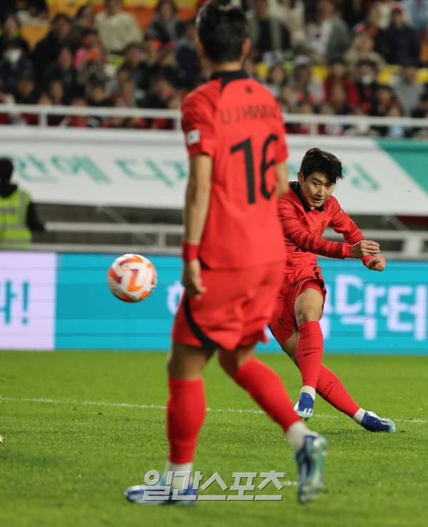 위르겐 클린스만 감독이 이끄는 대한민국 축구대표팀이 17일 오후 수원월드컵경기장에서 베트남 대표팀과 평가전을 펼쳤다. 이강인이 5번쨰골을 성공시키고있다. 수원=정시종 기자 capa@edaily.co.kr /2023.10.17.