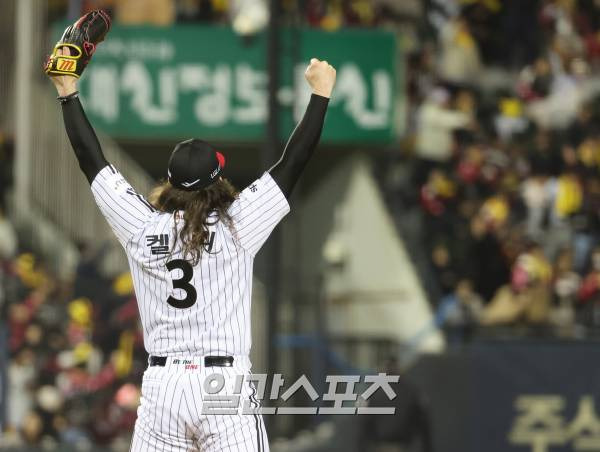 2023 KBO 프로야구 포스트시즌 LG 트윈스와 kt 위즈의 한국시리즈 1차전 경기가 7일 오후 서울 잠실야구장에서 열렸다. 6회초 2사 알포드의 안타성 타구를 좌익수 문성주가 펜스 앞까지 따라가 몸을 날리며 잡아내자 켈리가 두 팔을 번쩍 들고 기뻐하고 있다. 잠실=김민규 기자 mgkim1@edaily.co.kr /2023.11.07/