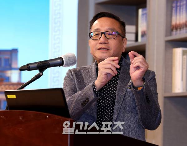 아시아 리더스 클럽(ALC)이 주최하고 일간스포츠와 이코노미스트가 후원하는 '원 아시아 포럼 2023(One Asia Forum 2023)'이 23일 오후 서울 순화동 KG타워 하모니홀에서 열렸다. 중국 루즈벨트 클럽 차이나의 팀 체(Tim Tse) 회장이 두번째 연사로 나와 미래 동서양의 문화 및 경제 교류에 대해 강연을 하고 있다. '한중일 3국의 화합을 통한 아시아의 협력과 미래'라는 테마로 진행된 이번 포럼은 3개국 연사의 강연과 토론을 통해 한중일 동반 발전의 방향을 제시했다. 김민규 기자 mgkim1@edaily.co.kr /2023.11.23/