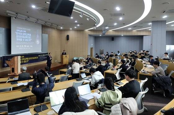 국가미래전략원 교육개혁TF 1차 심포지엄이 23일 오후 서울대학교 관정관에서 '대학교육 개혁 한국의 대학교육을 창의인재교육으로 개혁할 수 없는가?'를 주제로 열리고 있다. 장진영 기자