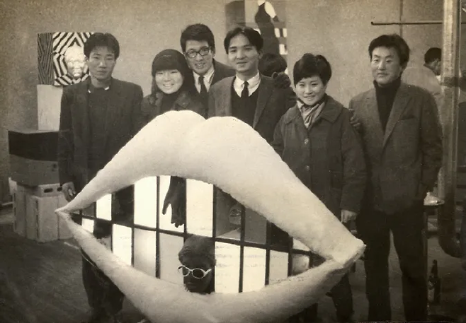 정강자(왼쪽에서 두번째), 키스미, 1967.아라리오갤러리 제공