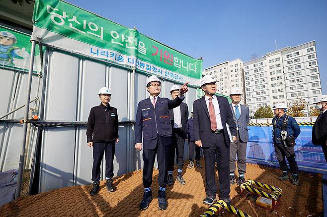 권남주 캠코 사장(맨 앞줄 왼쪽)이 관계자들과 23일 대전 중구 ‘나라키움 대전통합청사’ 건설 현장에서 안전점검을 하고 있다.[사진 제공 = 캠코]