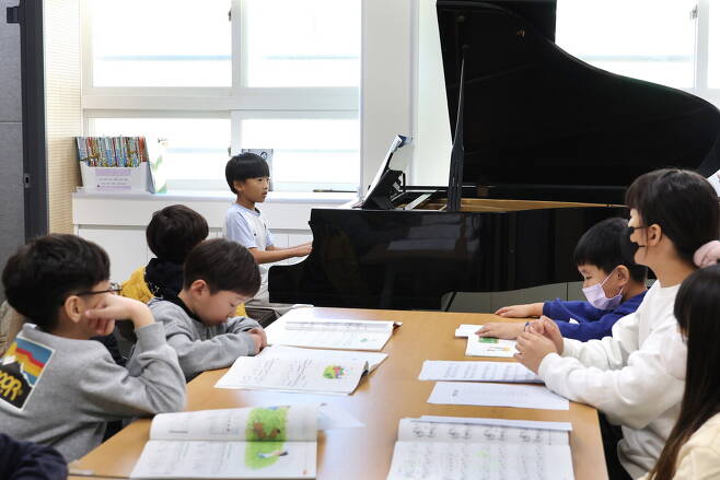 지난 14일 경상남도 김해시 삼문초 내 거점형 통합돌봄센터 '늘봄김해'의 피아노실에서 한 학생이 연주를 하고 있다. 교육부