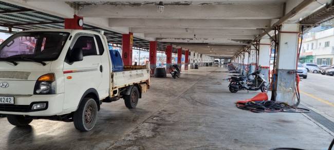 제철인 겨울을 맞았는데도 경북 울릉군 특산물인 오징어가 잡히지 않으면서 23일 오전 저동항 울릉군수협 위판장이 텅 비어 있다.  울릉군수협 제공