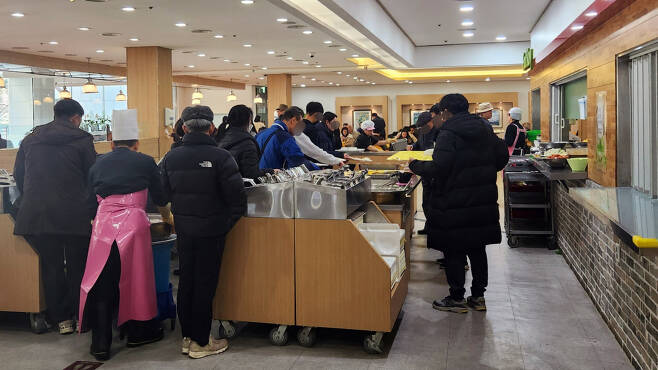 22일 국립중앙도서관 구내식당 배식대에 점심을 먹으러 온 이들이 줄 서 있다. 안효정 기자