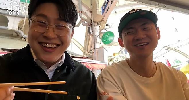 [서울=뉴시스] 피식대학의 새 정규 콘텐츠 '메이드 인 경상도'에 출연 중인 개그맨 이용주(37)와 개그맨 김민수(32)의 모습이다. (사진='경상도 호소인? "두고봐뿌야지예"' 유튜브 캡처)2023.11.22 *재판매 및 DB 금지