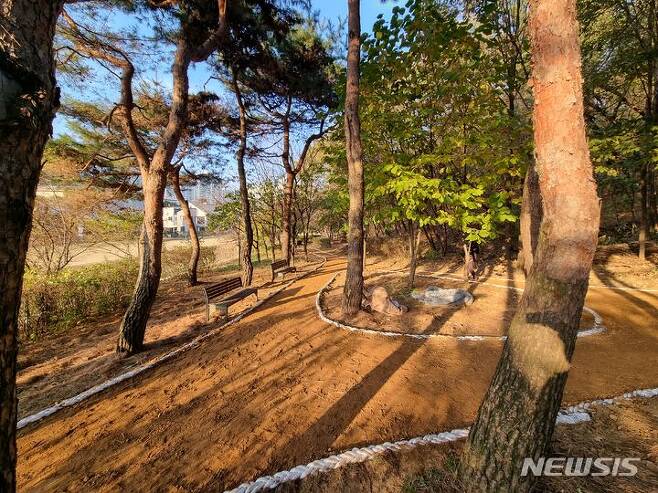 서봉숲속근린공원 내 산책로 일부 구간 어싱길 조성 공사 모습