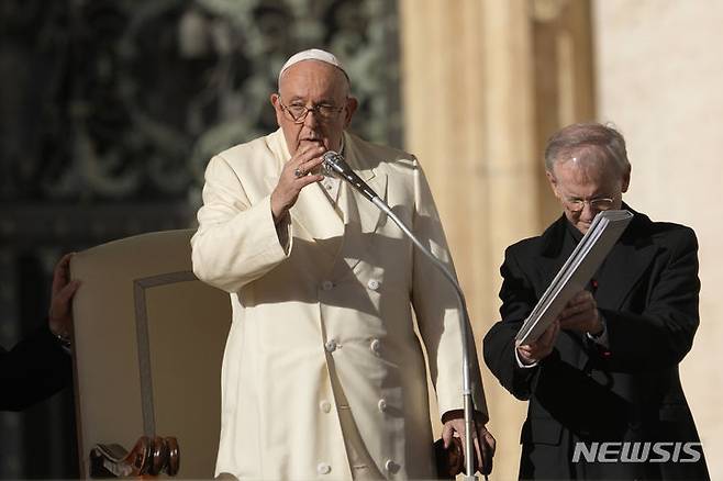 [바티칸시티=AP/뉴시스] 프란치스코 교황이 22일(현지시간) 성 베드로 광장에서 수요 일반 알현을 하고 있다.  2023.11.23.