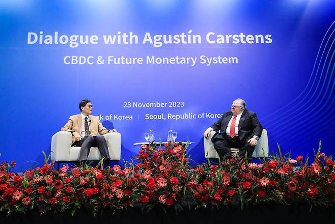 이창용 한국은행 총재와 Agustin Carstens 국제결제은행(BIS) 사무총장이 23일 오전 서울 중구 한국은행에서 CBDC와 미래 통화 시스템을 주제로 대담하고 있다.(사진제공=한국은행) *재판매 및 DB 금지