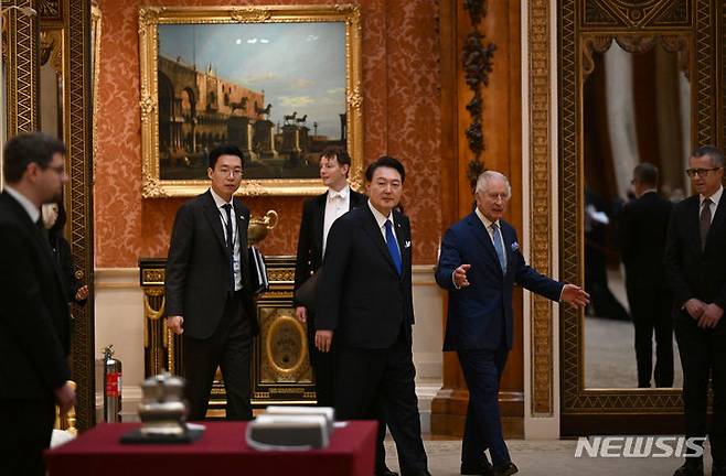 [런던=뉴시스] 전신 기자 = 영국을 국빈 방문 중인 윤석열 대통령이 21일(현지시간) 런던 버킹엄궁에서 찰스 3세 국왕 주최 환영 오찬을 마친 뒤 한국 관련 왕실 소장품을 관람하고 있다. 2023.11.22. photo1006@newsis.com