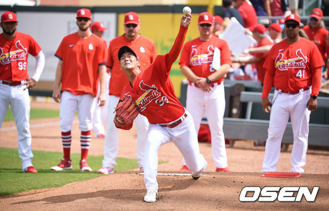 세인트루이스 카디널스 김광현이  2020 메이저리그 시범경기 마이애미 말린스와 홈경기 선발등판에 앞서 불펜피칭을 하고 있다. / OSEN DB