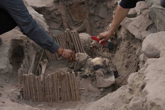 페루 수도 리마의 고대 유적지에서 최소 1000년 된 미라 5구가 발견된 가운데, 고고학자들이 발굴 작업을 하고 있다. 로이터 연합뉴스