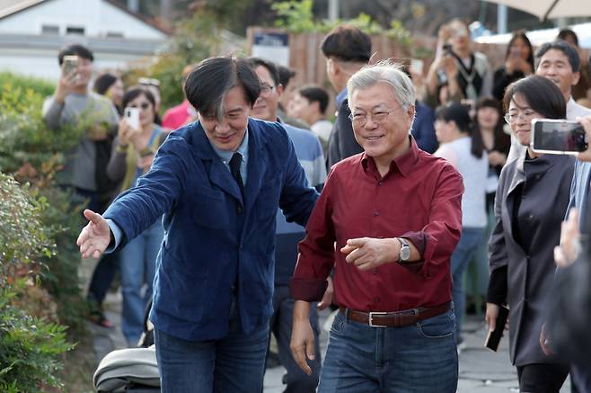 문재인 전 대통령과 조국 전 법무부 장관이 9일 오후 경남 양산시 하북면 평산마을 평산책방에서 이동하고 있다. ⓒ연합뉴스