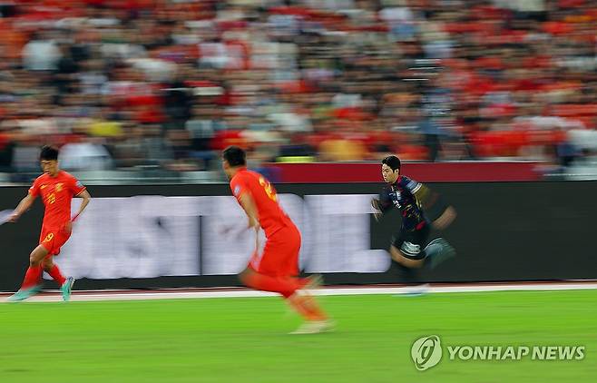 이강인 ‘누구보다 빠르게’ (선전=연합뉴스) 김도훈 기자 = 21일 중국 선전 유니버시아드 스포츠센터에서 열린 2026 북중미 월드컵 아시아 2차 예선 한국과 중국의 경기. 이강인이 볼을 쫓고 있다. 2023.11.21 superdoo82@yna.co.kr