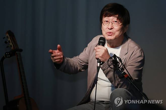 질문에 답하는 김창완 (서울=연합뉴스) 진연수 기자 = 가수 김창완이 23일 오후 서울 마포구 벨로주 홍대에서 열린 독집앨범 '나는 지구인이다' 발매 기자간담회에서 질문에 답하고 있다. 2023.11.23 jin90@yna.co.kr