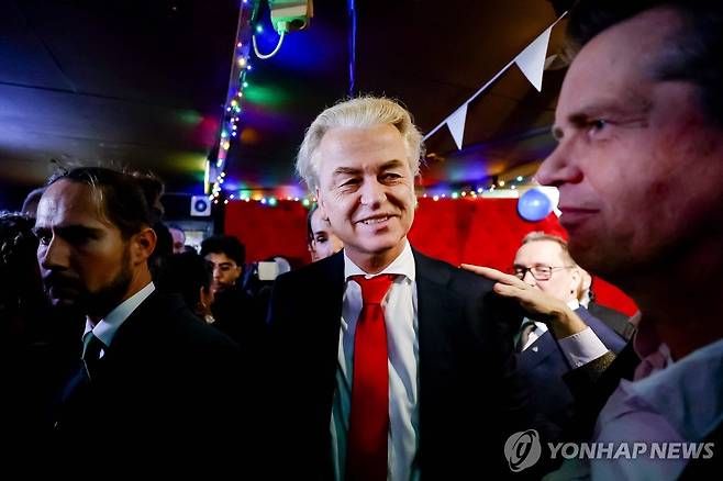 네덜란드 조기 총선서 극우정당 압승 (헤이그 AFP=연합뉴스) 네덜란드 조기 총선 개표 결과 반(反)이민 정책을 예고한 극우 성향 자유당(PVV)의 '압승'이 확정됐다. 사진은 22일(현지시간) 헤이르트 빌더르스(60) 자유당 대표가 출구조사 예측결과 발표 직후 기뻐하는 모습. 2023.11.23 photo@yna.co.kr