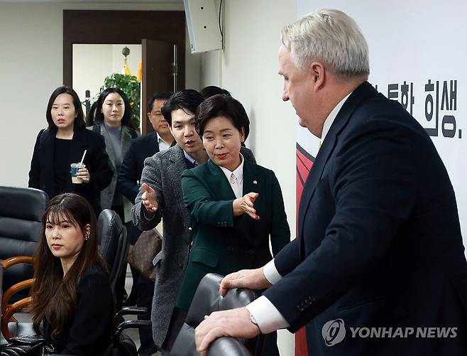 국민의힘 혁신위 전체회의 (서울=연합뉴스) 한종찬 기자 = 국민의힘 인요한 혁신위원장, 한국의희망 양향자 대표와 혁신위원들이 23일 여의도 당사에서 열린 제10차 전체회의에서 입장하고 있다. 2023.11.23 saba@yna.co.kr