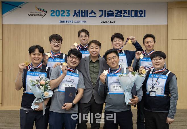 송봉섭 삼성전자서비스 대표이사(가운데)와 ‘2023 서비스 기술경진대회’ 수상자들. (사진=삼성전자서비스)