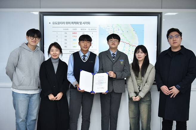 (오른쪽부터)한국전자거래학회에서 우수논문상을 수상한 문지훈 지도 교수(AI빅데이터학과), 이지민(AI빅데이터학과, 4학년), 이용선(AI빅데이터학과, 3학년), 남현준(아산중, 2학년), 조현수(아산중, 2학년), 김보영 교사(아산중)가 기념촬영을 하고 있다.(사진 제공=순천향대)