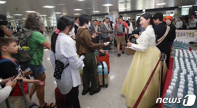 제주국제공항 국제선 도착장에서 제주~상하이 직항노선을 타고 온 중국인 관광객(유커·游客)들을 환영하는 행사가 열리고 있다.  2023.9.27/뉴스1 ⓒ News1 오현지 기자