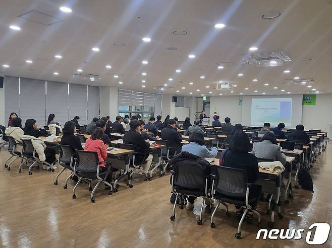 충남 탄소중립 기본계획 공청회가 24일 충남보훈관에서 NGO 등 관계자들이 참석한 가운데 열리고 있다.(충남도 제공)/뉴스1