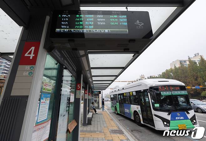 (수원=뉴스1) 진현권 기자 = 최근 2년동안 경기도내 버스에서 내릴 때 단말기를 태그하지 않아 추가 부과된 요금이 45억원에 달한 것으로 나타났다.(자료사진)/뉴스1 ⓒ News1 이재명 기자