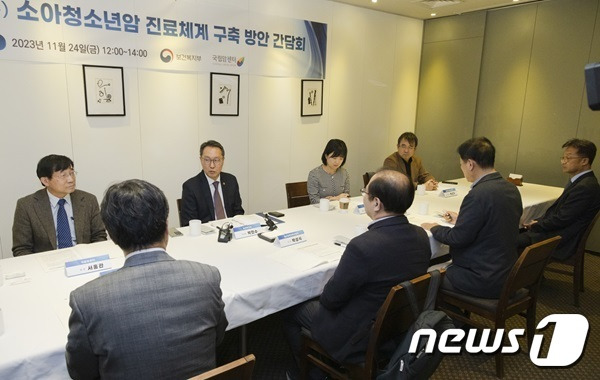 24일 서울 중구 달개비에서 열린 '개방형 소아청소년암 진료체계 구축방안 간담회'에서 박민수 보건복지부 2차관(왼쪽에서 세 번째)이 발언을 하고 있다. (복지부 제공)