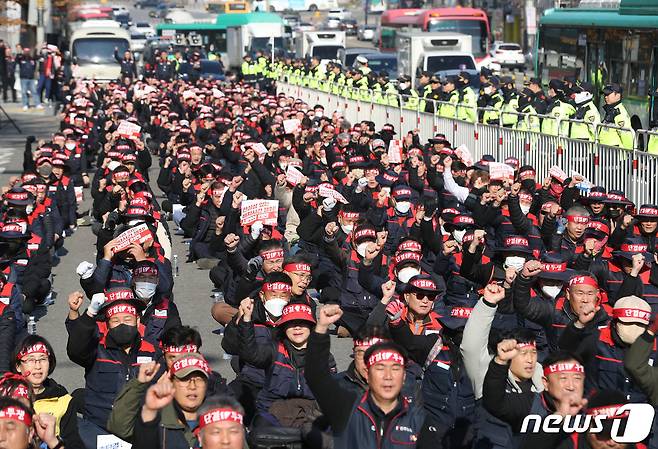 (수원=뉴스1) 송용환 기자 = 민주노총 공공운수노조 경기지부 경진여객지회(경진여객 노조)가 24일 오후 또 다시 부분파업에 돌입했다. 사진은 지난 22일 오전 수원역 광장에서 열린 '민주버스본부 경기지부 경진여객운수지회 총파업 결의대회' 모습. 2023.11.22/뉴스1 ⓒ News1 김영운 기자