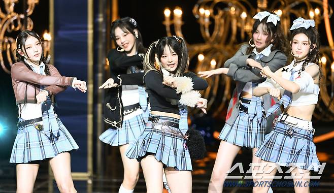 제44회 청룡영화상 시상식이 24일 여의도 KBS홀에서 열렸다. 뉴진스가 멋진 무대를 선보이고 있다. 허상욱 기자wook@sportschosun.com/2023.11.24/