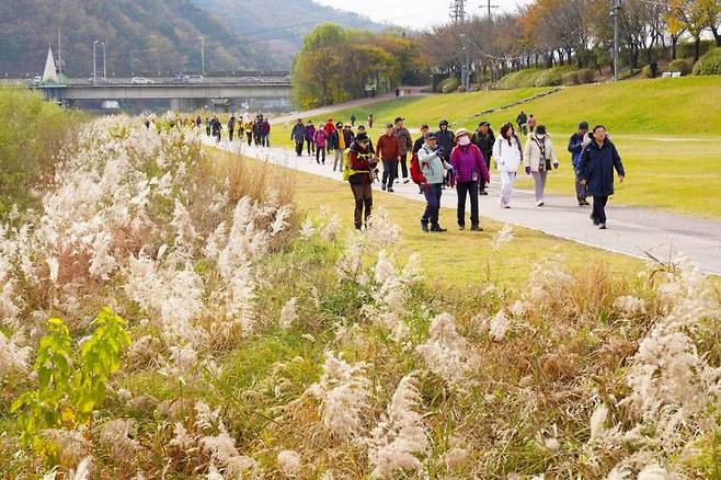 11월 11일 경기옛길 봉화길 개통식에 참여한 시민들이 봉화길을 걷고 있다. [사진제공=광주시]