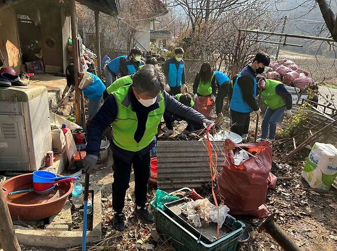 대구도시개발공사와 한국부동산원 직원들이 집수리 봉사활동을 펴고 있다.