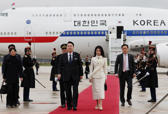 프랑스 파리 도착한 윤석열 대통령 부부, 사진=연합뉴스