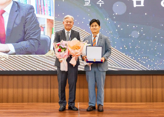 고려대 세종캠퍼스 식품생명공학과 김영준 교수(오른쪽)가 '제74차 한국식품영양과학회 국제심포지엄 및 정기학술대회'에서 우수논문상을 수상했다. 사진=고려대 세종캠퍼스 제공