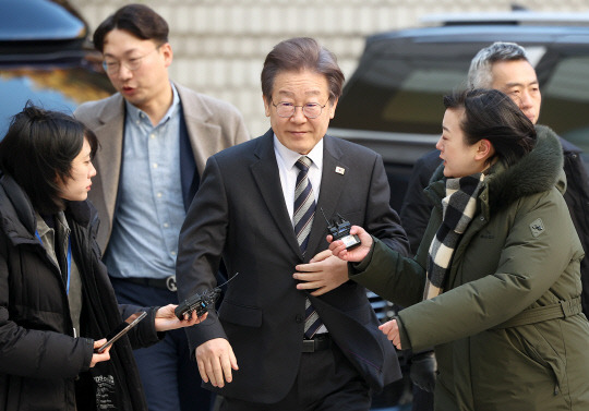 이재명 더불어민주당 대표가 24일 서울 서초구 서울중앙지법에서 열린 공직선거법 위반 관련 1심 공판에 출석하고 있다. 연합뉴스.