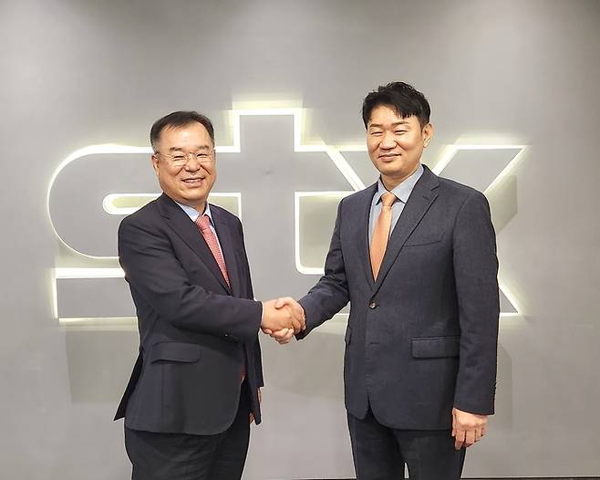 박상준 STX 대표이사(오른쪽)와 남상규 IBT 대표이사가 지난 23일 서울 중구 STX사옥에서 전략적 파트너십 구축을 위한 협정을 체결한 뒤 악수하며 기념사진을 촬영하고 있다. (사진=STX)