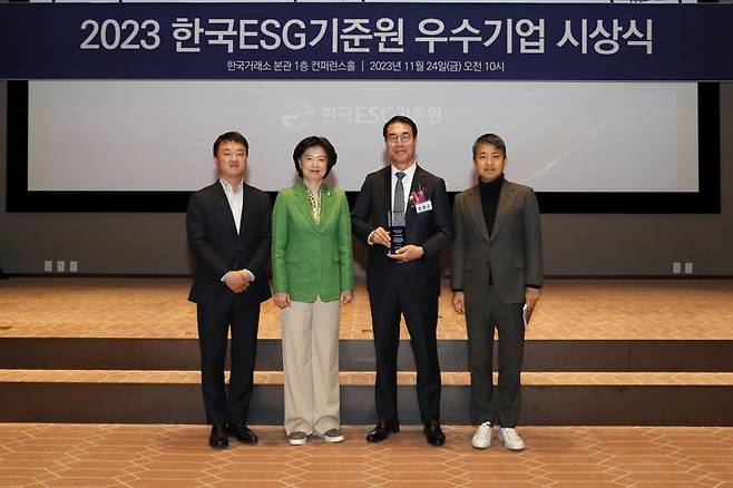 심인숙 한국ESG기준원 원장(왼쪽 두번째), 최철곤 HD현대건설기계 사장(왼쪽 세번째) 24일 여의도 한국거래소에서 개최된 ‘2023 한국ESG기준원 우수기업’ 시상식에서 기념사진을 촬영하고 있다. HD현대건설기계 제공