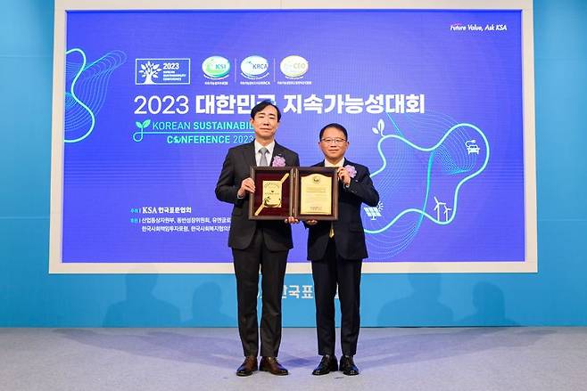 24일 서울 소공동 롯데호텔에서 열린 '2023 대한민국 지속가능성 대회' 시상식에서 조대규 교보생명 부사장(왼쪽)이 지속가능성지수 14년 연속 1위 상패를 수상한 뒤 강명수 한국표준협회장과 기념 촬영을 하고 있다. 사진=교보생명 제공