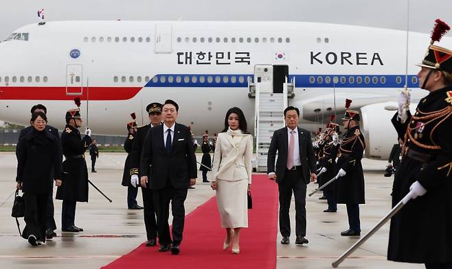 영국 국빈방문을 마치고 프랑스에서 2030 부산세계박람회 유치 활동을 이어가는 윤석열 대통령과 부인 김건희 여사가 23일(현지시간) 파리 오를리 국제공항에 도착, 전용기인 공군 1호기에서 내린 뒤 이동하고 있다. 2023.11.24 kane@yna.co.kr (끝)