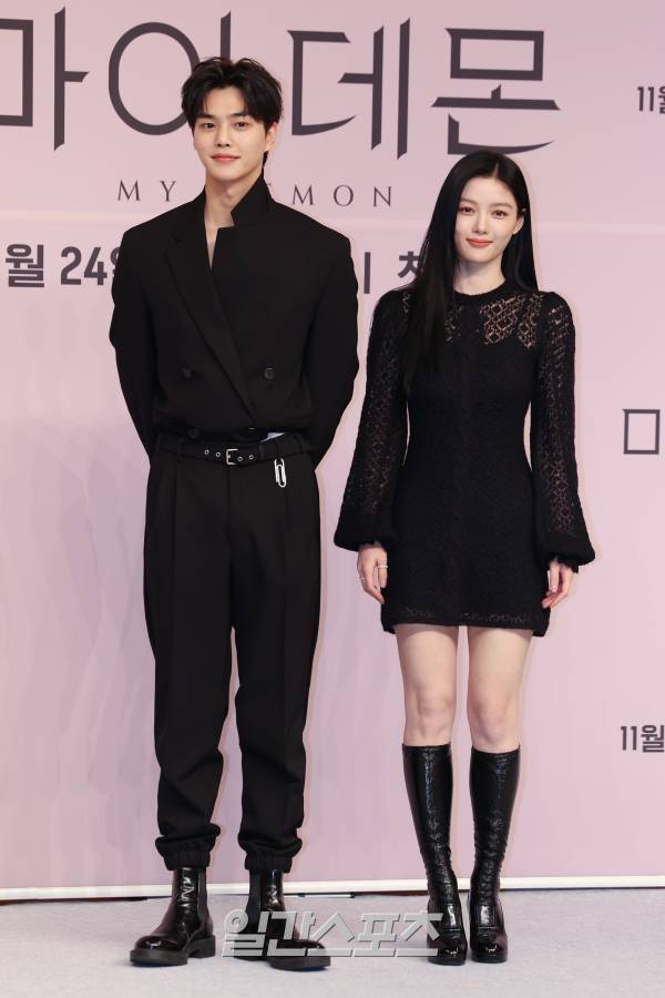 배우 송강, 김유정이 24일 오후 서울 양천구 목동 SBS에서 열린 SBS 새 금토드라마 '마이 데몬' 제작발표회에서 포즈를 취하고 있다. '마이 데몬'은 ‘악마 같은’ 재벌 상속녀 도도희와 한순간 능력을 잃어버린 ‘악마’ 구원이 계약 결혼을 하며 벌어지는 판타지 로맨틱 코미디로 오늘 밤 10시 첫 방송. 서병수 기자 qudtn@edaily.co.kr /2023.11.24/