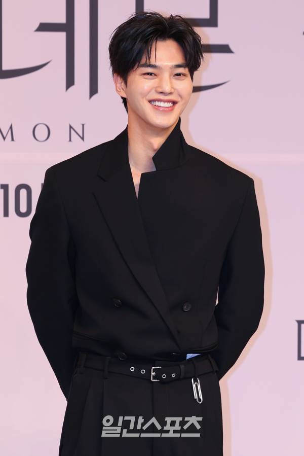 배우 송강이 24일 오후 서울 양천구 목동 SBS에서 열린 SBS 새 금토드라마 '마이 데몬' 제작발표회에서 포즈를 취하고 있다. '마이 데몬'은 ‘악마 같은’ 재벌 상속녀 도도희와 한순간 능력을 잃어버린 ‘악마’ 구원이 계약 결혼을 하며 벌어지는 판타지 로맨틱 코미디로 오늘 밤 10시 첫 방송. 서병수 기자 qudtn@edaily.co.kr /2023.11.24/